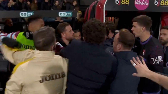 官方入口-赛后大乱斗！亨德森火爆对喷对方教练，被队友死死拉住|乔丹·亨德森|布伦特福德|伯恩茅斯|斯库特·亨德森|安德鲁斯_新浪体育_新浪新闻